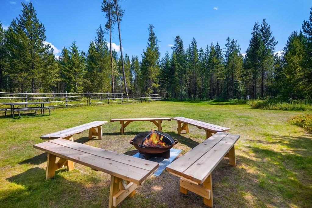 After a day of adventure, gather around the communal campfire for complimentary s'mores, seasonal live music, chef-inspired dining, and meaningful moments surrounded by Montana's wilderness.