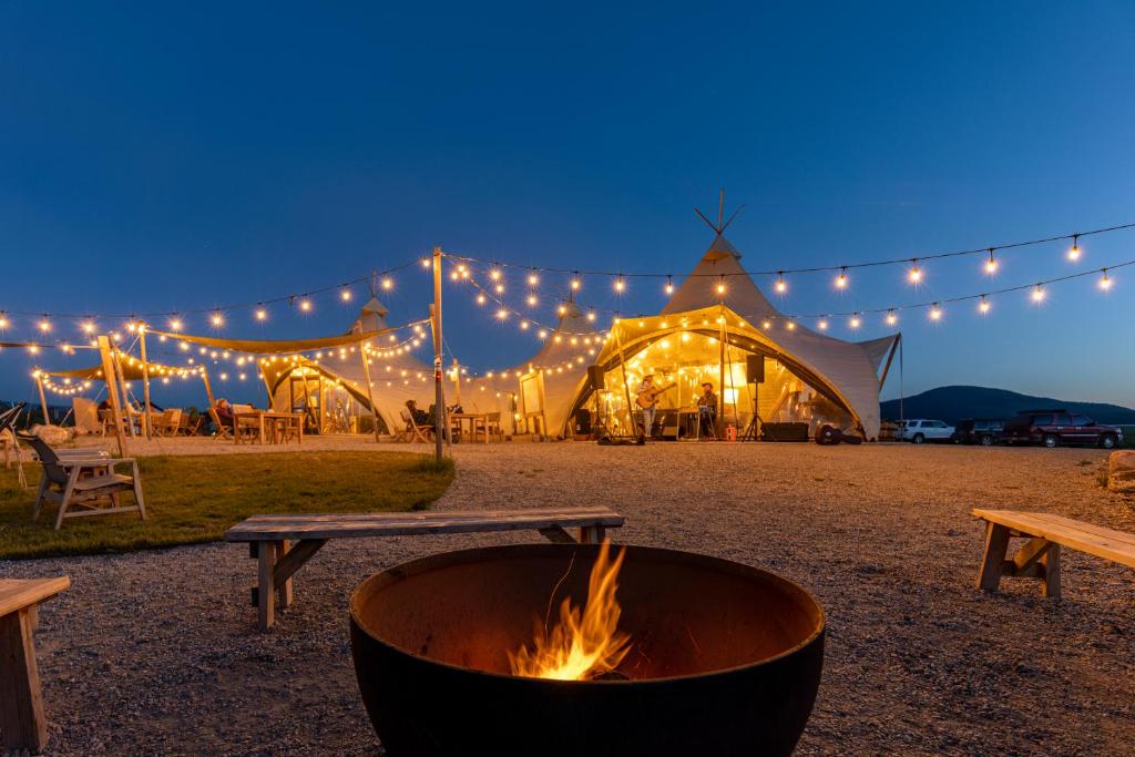 After unforgettable days exploring Yellowstone, gather around the communal fire for complimentary s'mores, seasonal live music, chef-inspired dining, and memorable conversations beneath the stars.