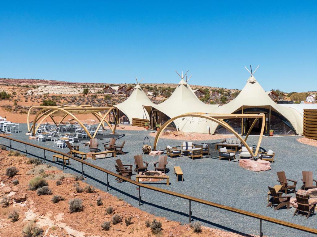 Gather each evening around the campfire for complimentary s'mores, live entertainment, family activities, and unforgettable moments beneath the desert sky.