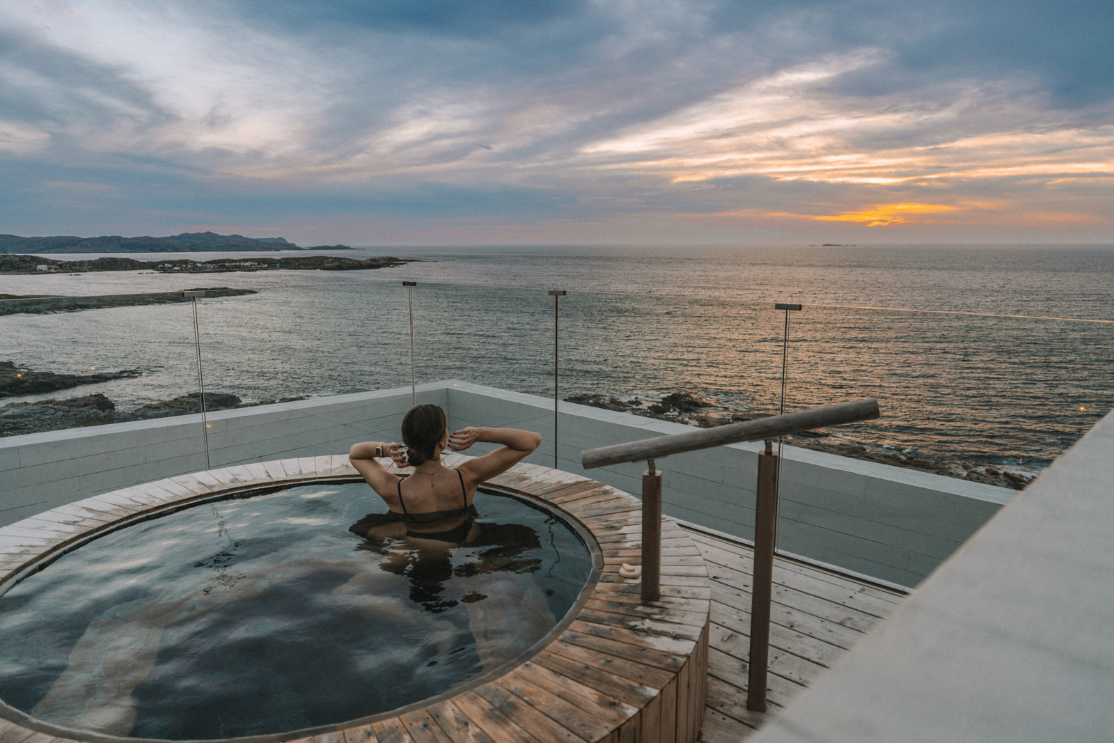 Saunas and hot tubs overlooking the sea.