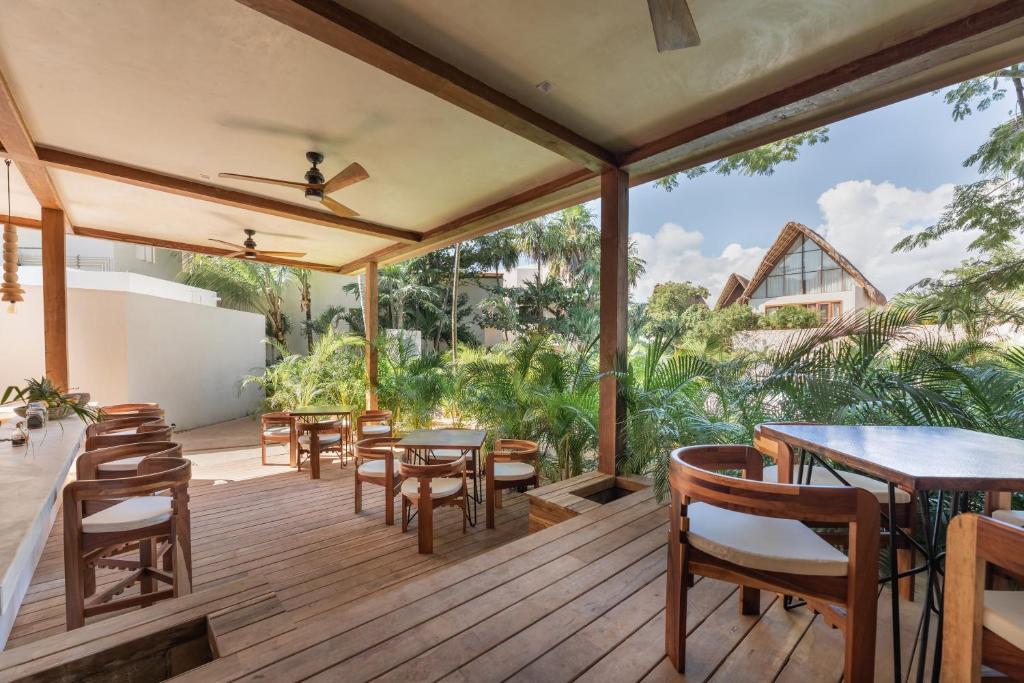 Enjoy relaxed dining with panoramic Caribbean views and cuisine inspired by regional flavours.
