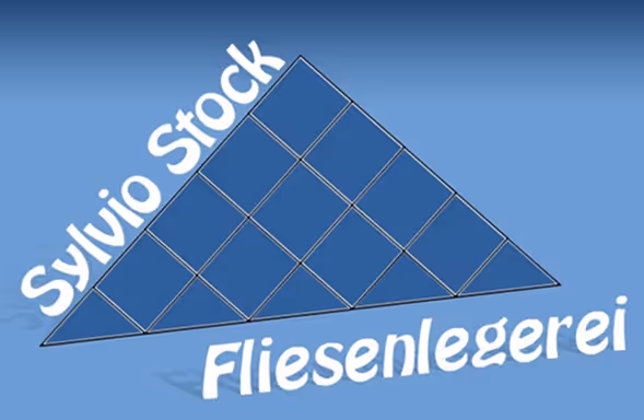 Blaues, dreieckiges Logo aus Fliesen mit dem Text "Sylvio Stock Fliesenlegerei" auf blauem Hintergrund.