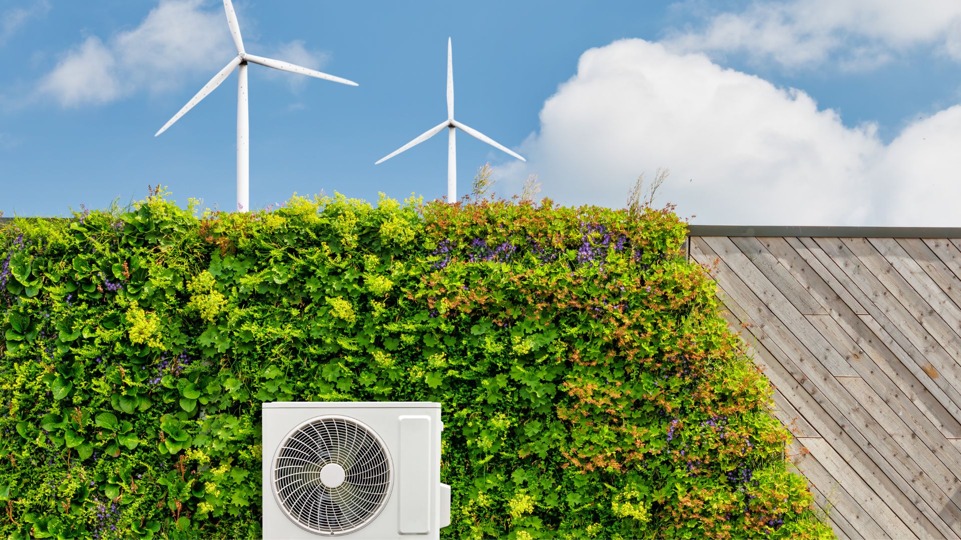 Wohnhaus mit moderner Solaranlage in Köln – Familie betrachtet eine installierte PV-Anlage auf dem Hausdach im Grünen.