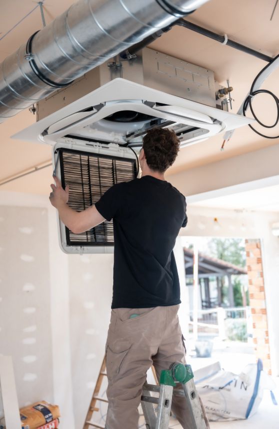 Professionelle Planung einer PV-Anlage Köln – Experte erstellt eine Solaranlagenplanung am Computer anhand von Satellitendaten.