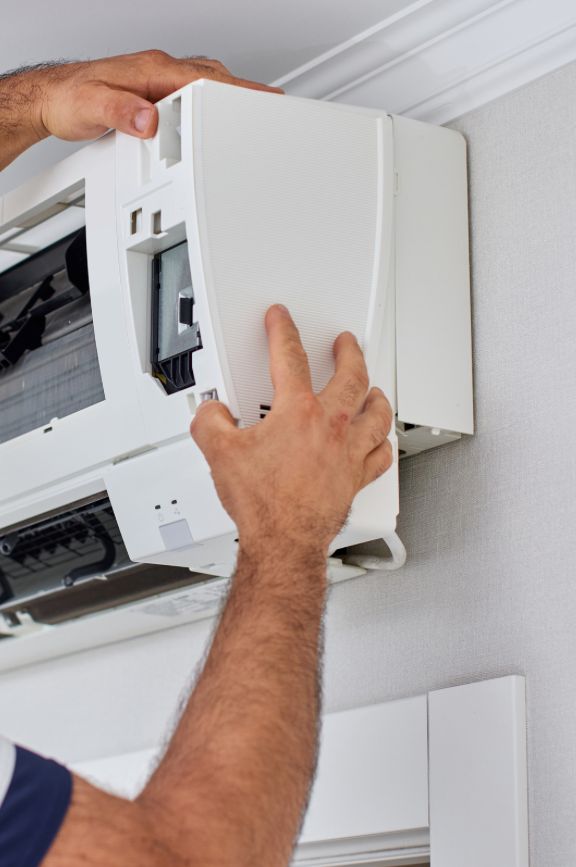 Beratungsgespräch zur Solaranlage Köln – Kund:innen informieren sich gemeinsam mit einem Solarberater über eine PV-Anlage in Köln.