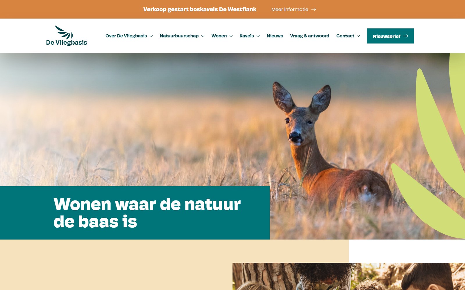 The De Vliegbasis homepage in a laptop mockup
