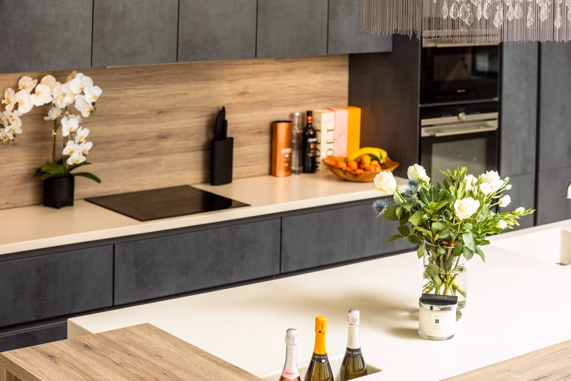 Leicht Ikono-C kitchen with matching breakfast bar and splashback