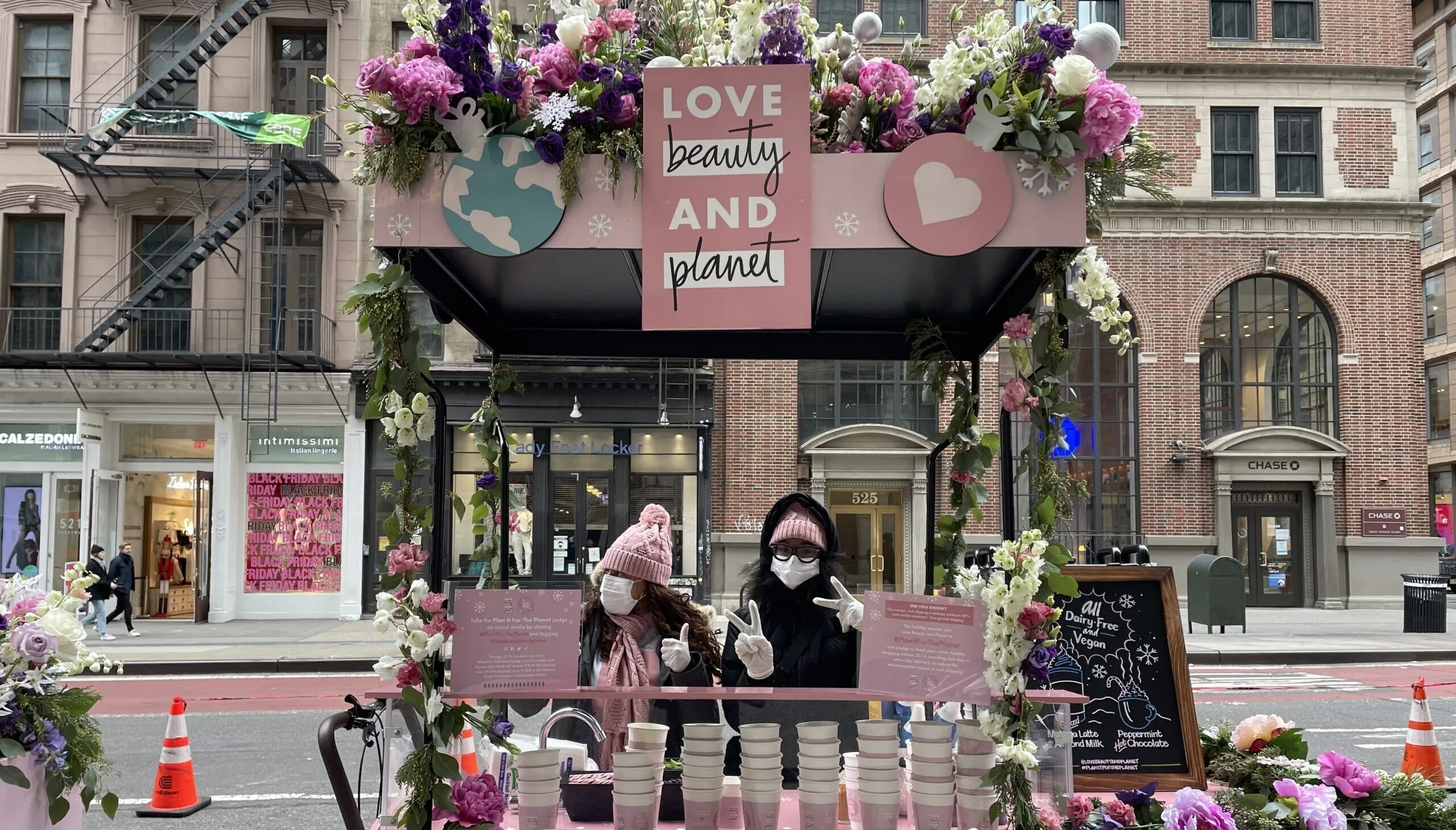 Mobile Pop-Up Café Cuts Carbon Emissions from Shipping