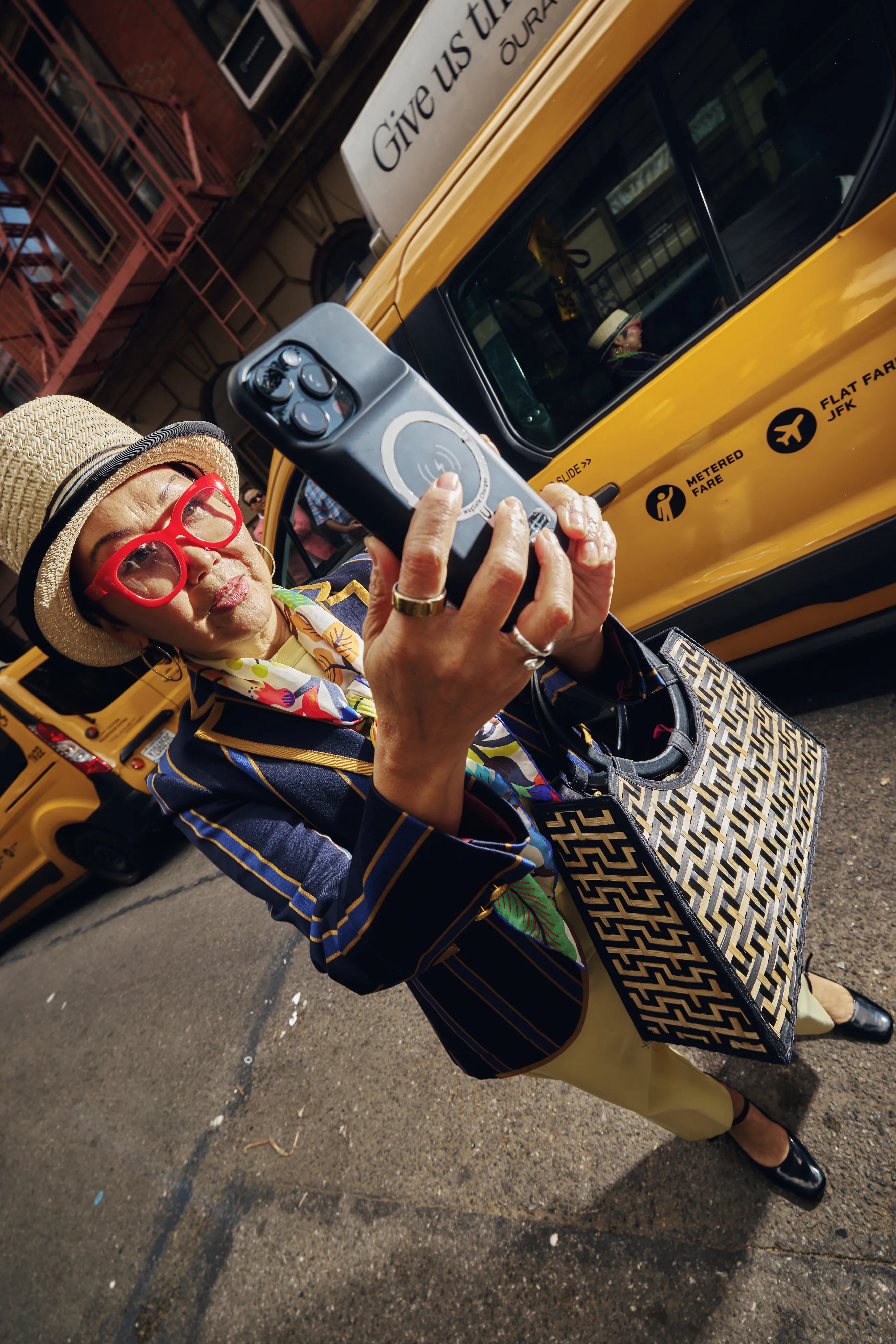 Take Oura Ring’s “Give Us the Finger” campaign to the streets of Manhattan to show New Yorkers that aging is the ultimate aspiration.