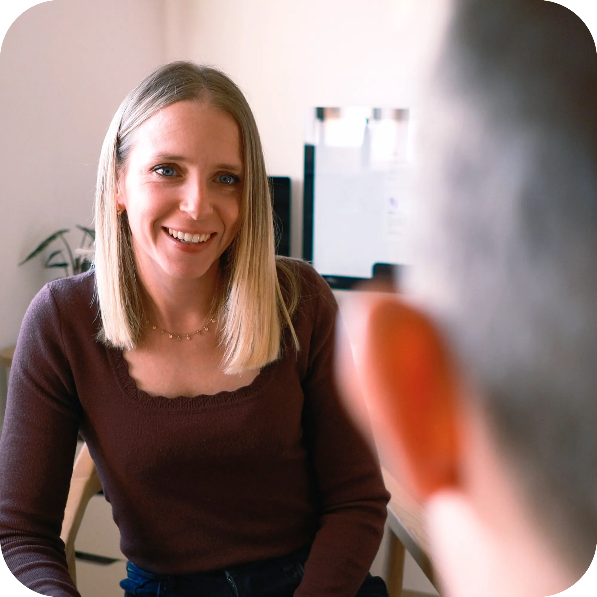 Hélène Cuvelier discute avec une autre personne dans un bureau.