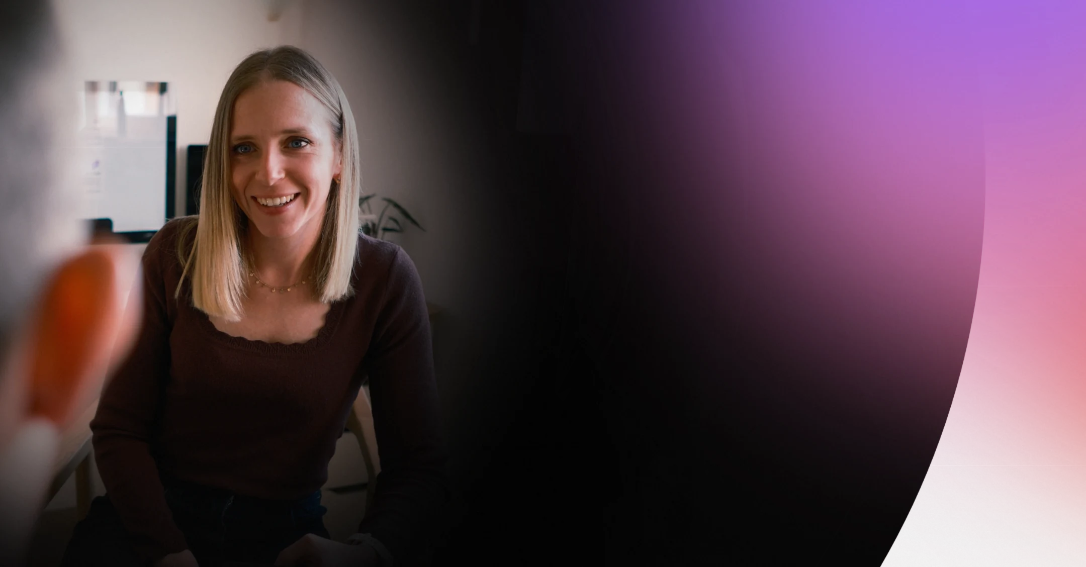 Hélène Cuvelier discutant avec un client dans un bureau lumineux.