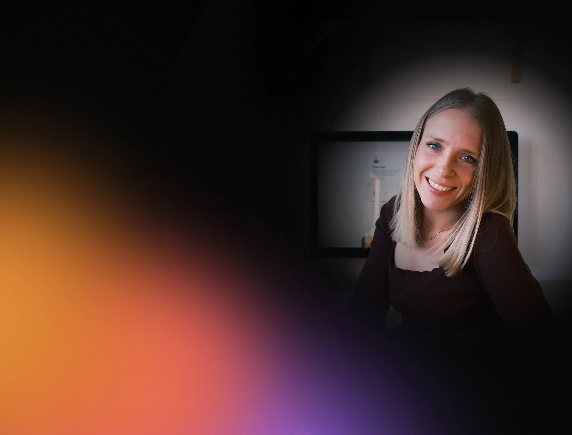 Hélène Cuvelier, freelance en communication digitale, devant un écran d'ordinateur.