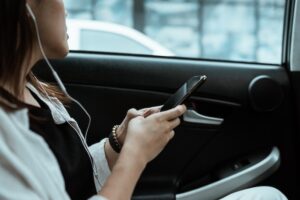 woman staying safe while traveling for surgical tech jobs