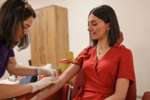 Dialysis professional providing care after working with medical staffing agencies to find jobs