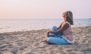 woman enjoying the beach while working in travel dialysis jobs