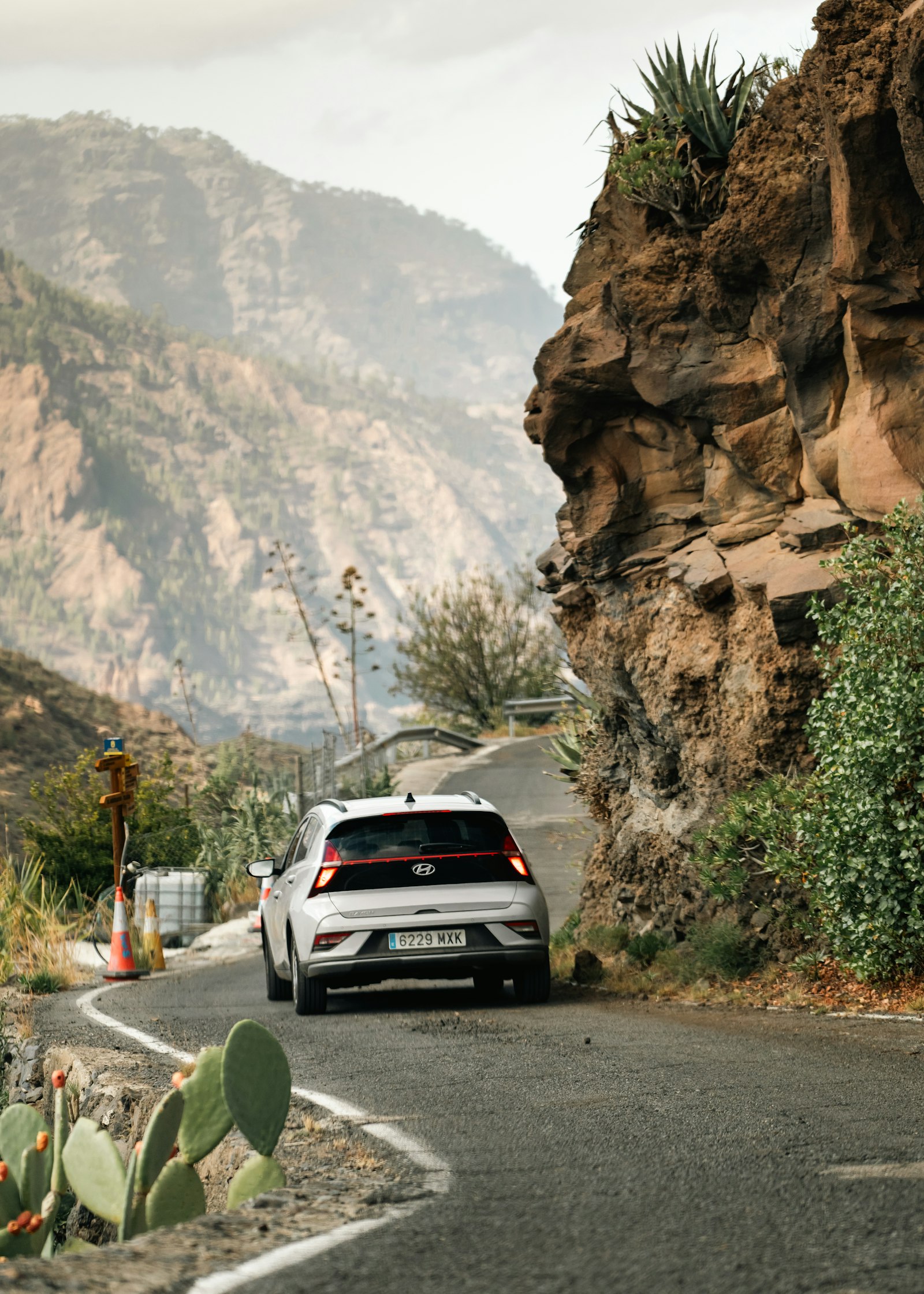 Coche de alquiler con matrícula española en una carretera de montaña