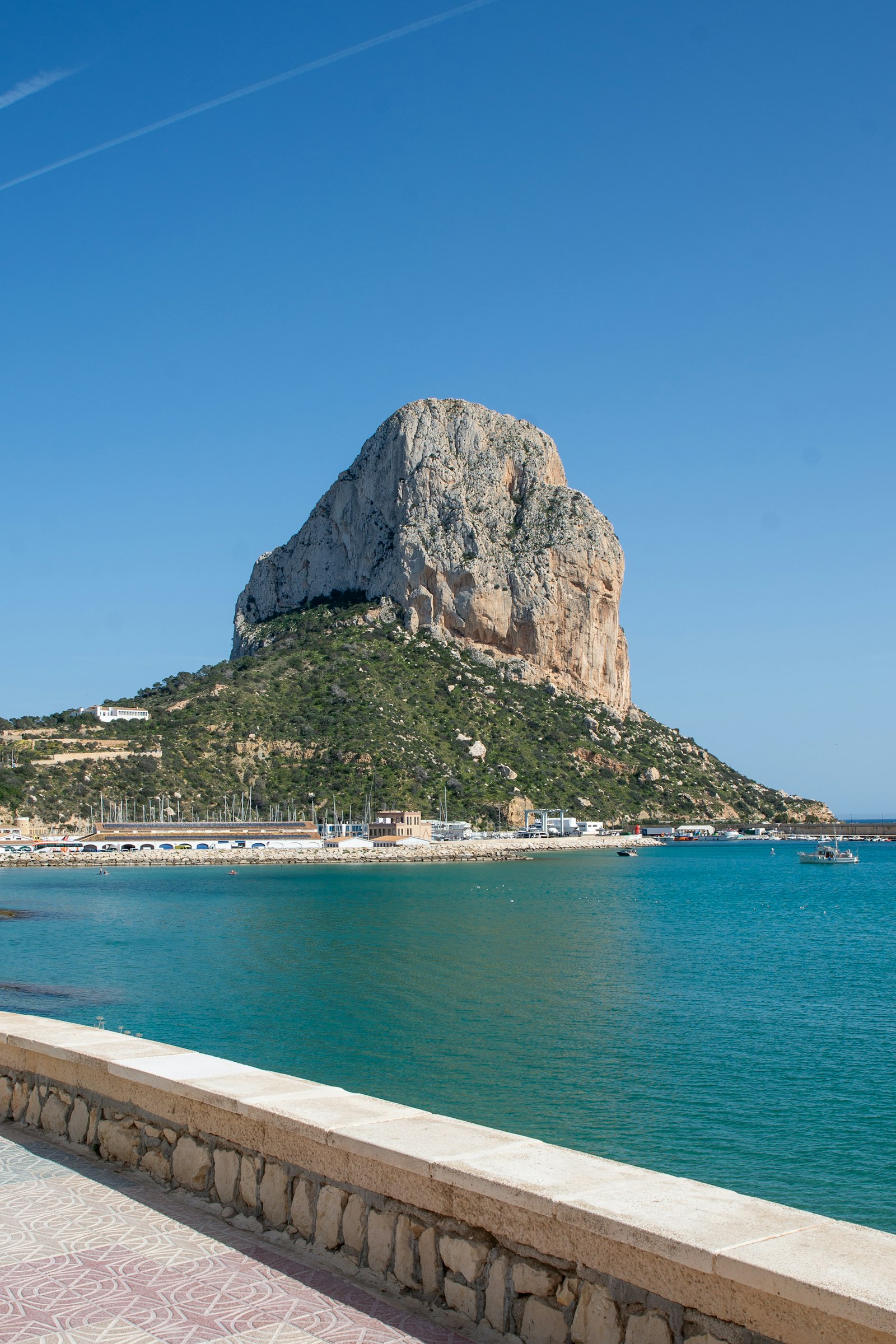 Penon de Ifach w Calpe nad turkusowym Morzem Srodziemnym, Costa Blanca