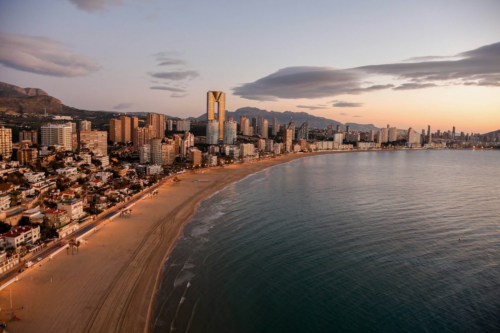 Skyline von Benidorm an der Costa Blanca bei Sonnenuntergang
