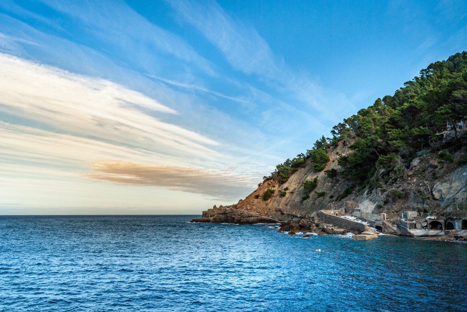 Felsige Bucht und blaues Mittelmeer an der Costa Blanca bei Alicante