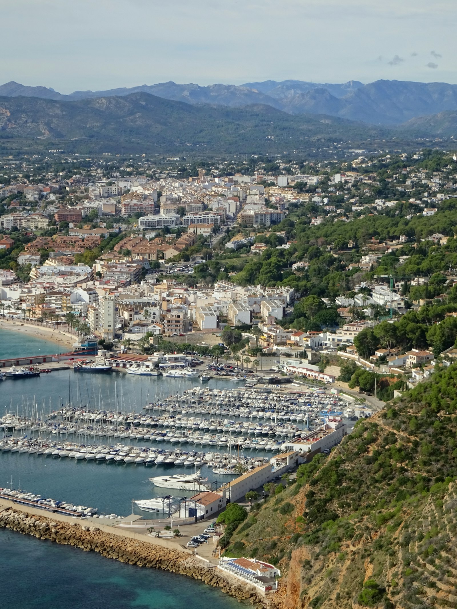 Marina med batar i en kuststad pa Costa Blanca, Spanien