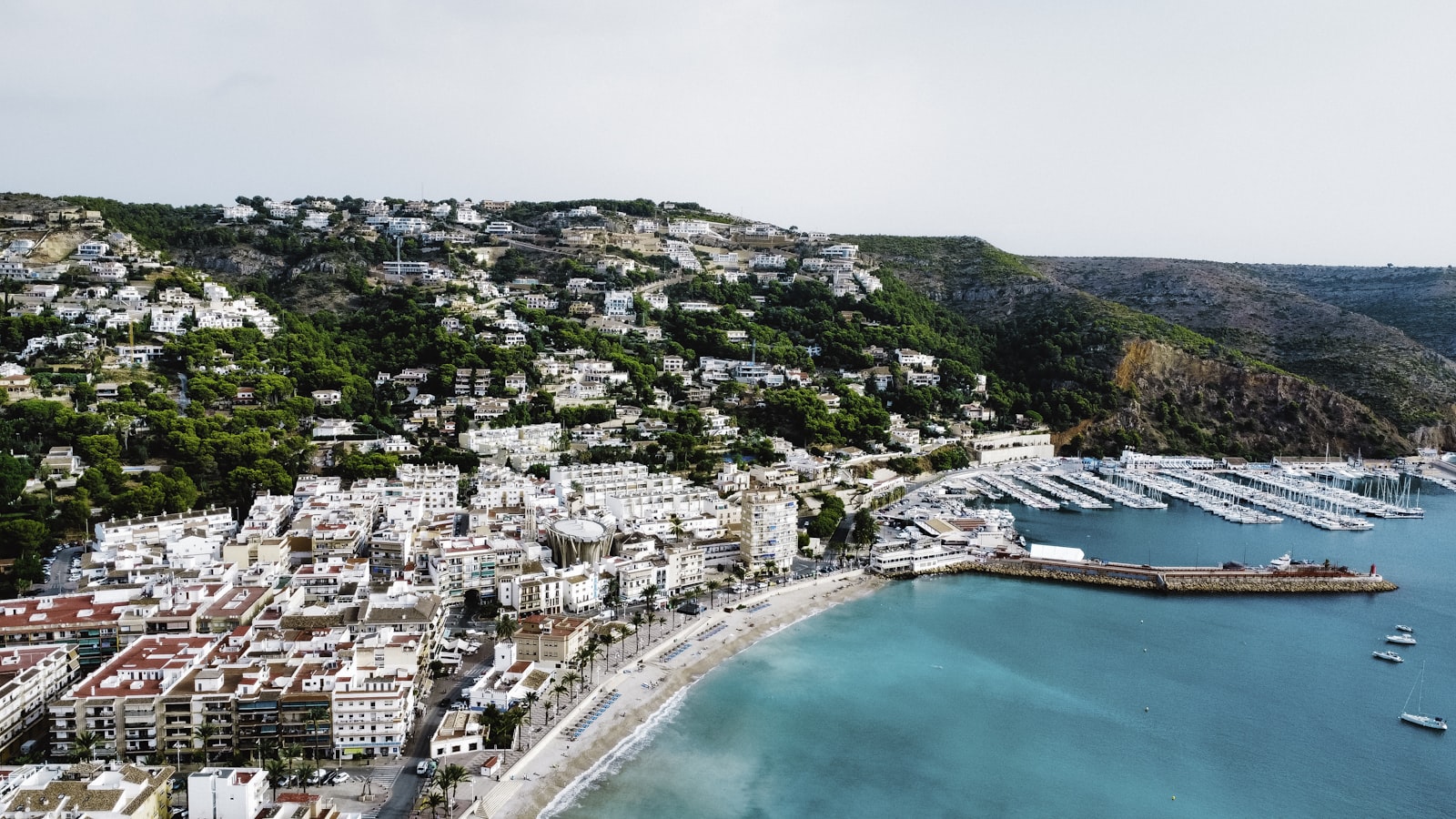 Flygbild over en vit kuststad med marina pa Costa Blanca
