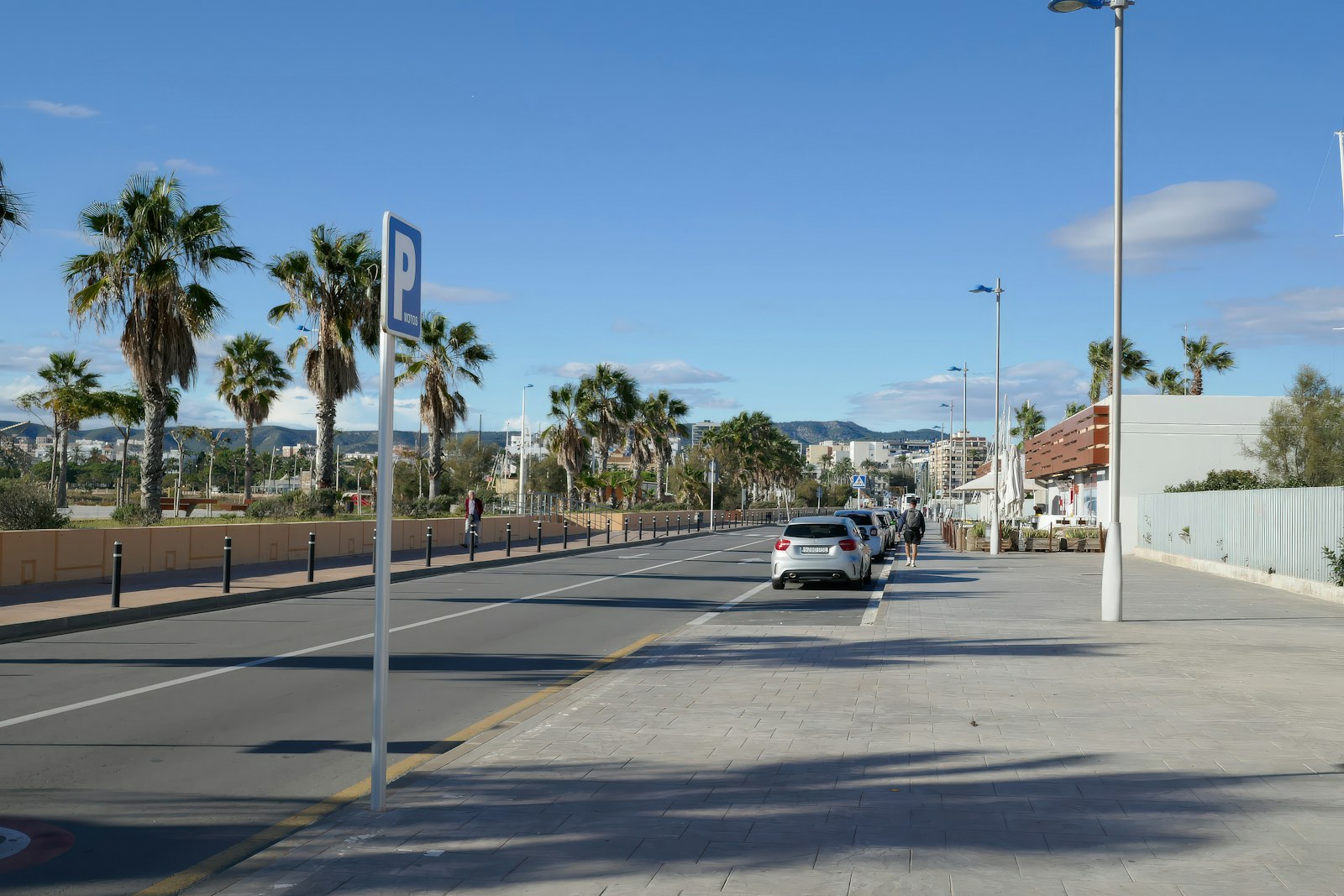 Gata med palmer och parkering i en spansk kuststad pa Costa Blanca
