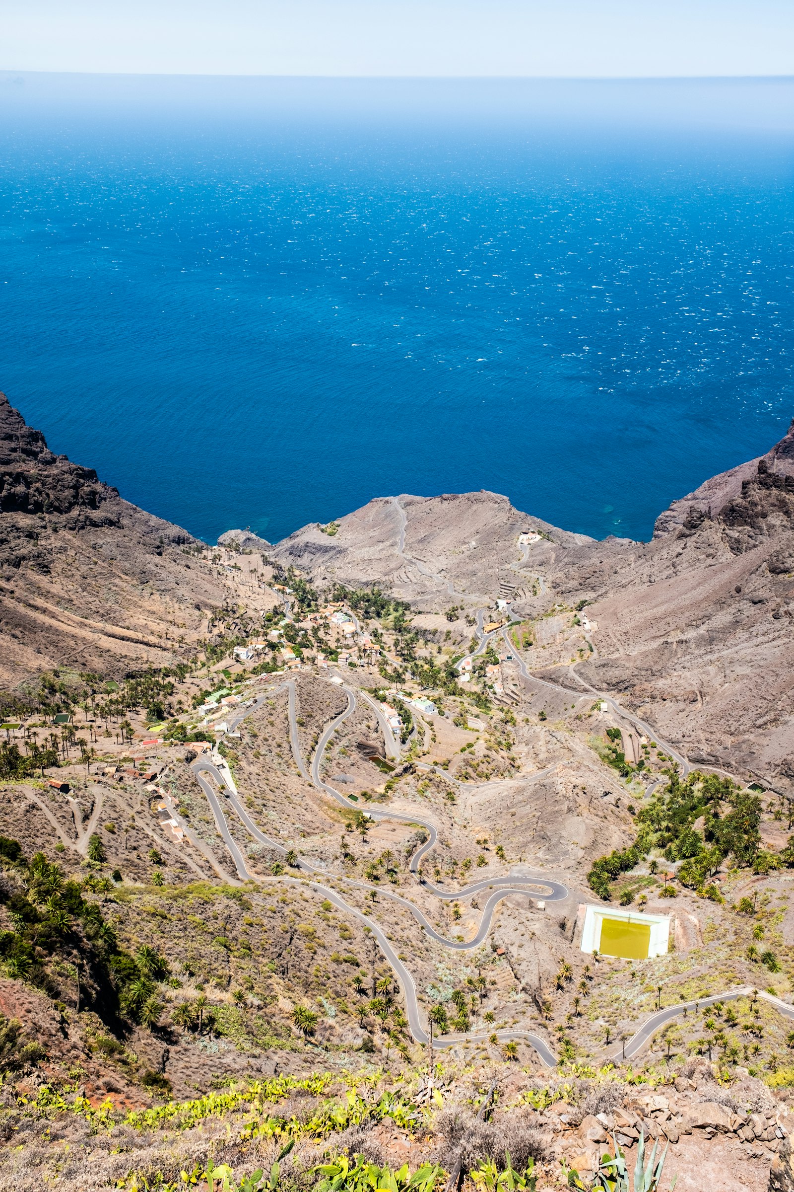 Mer bleue et route de montagne sur la Costa Blanca, Espagne
