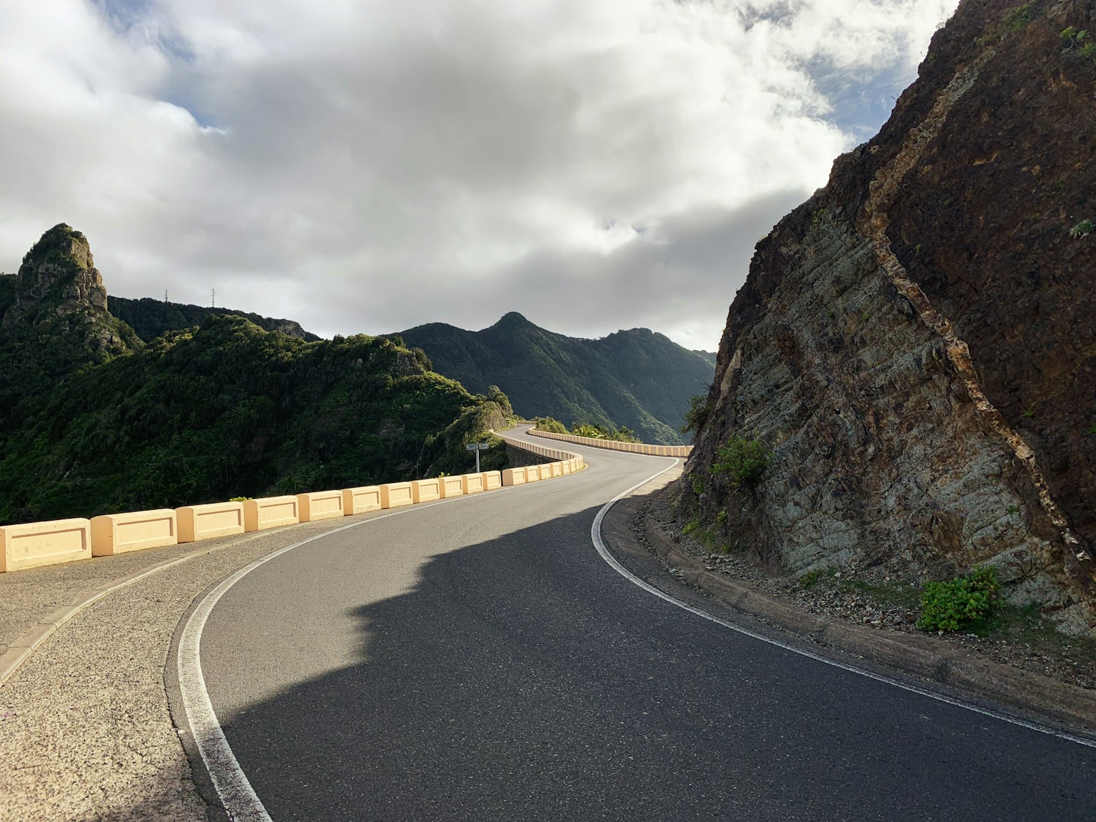 Route de montagne sinueuse en Espagne, conduite sur la Costa Blanca