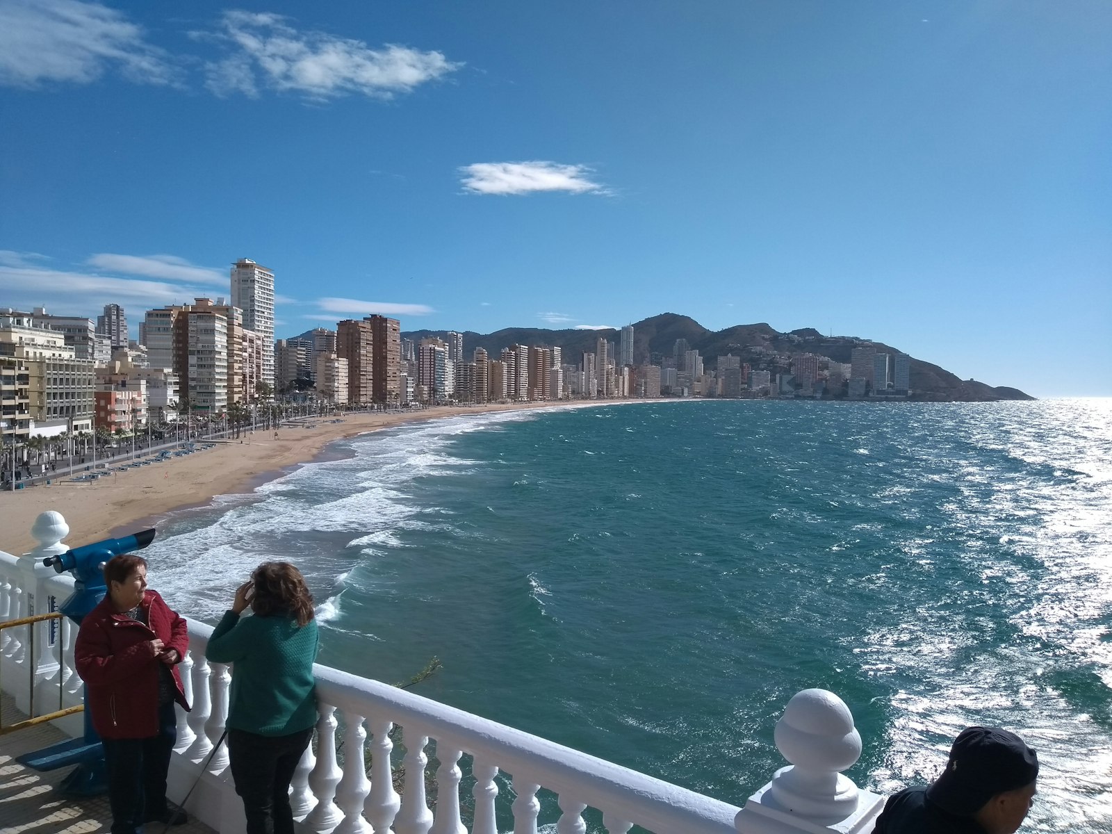 Boulevard van Benidorm met strand en skyline aan de Costa Blanca