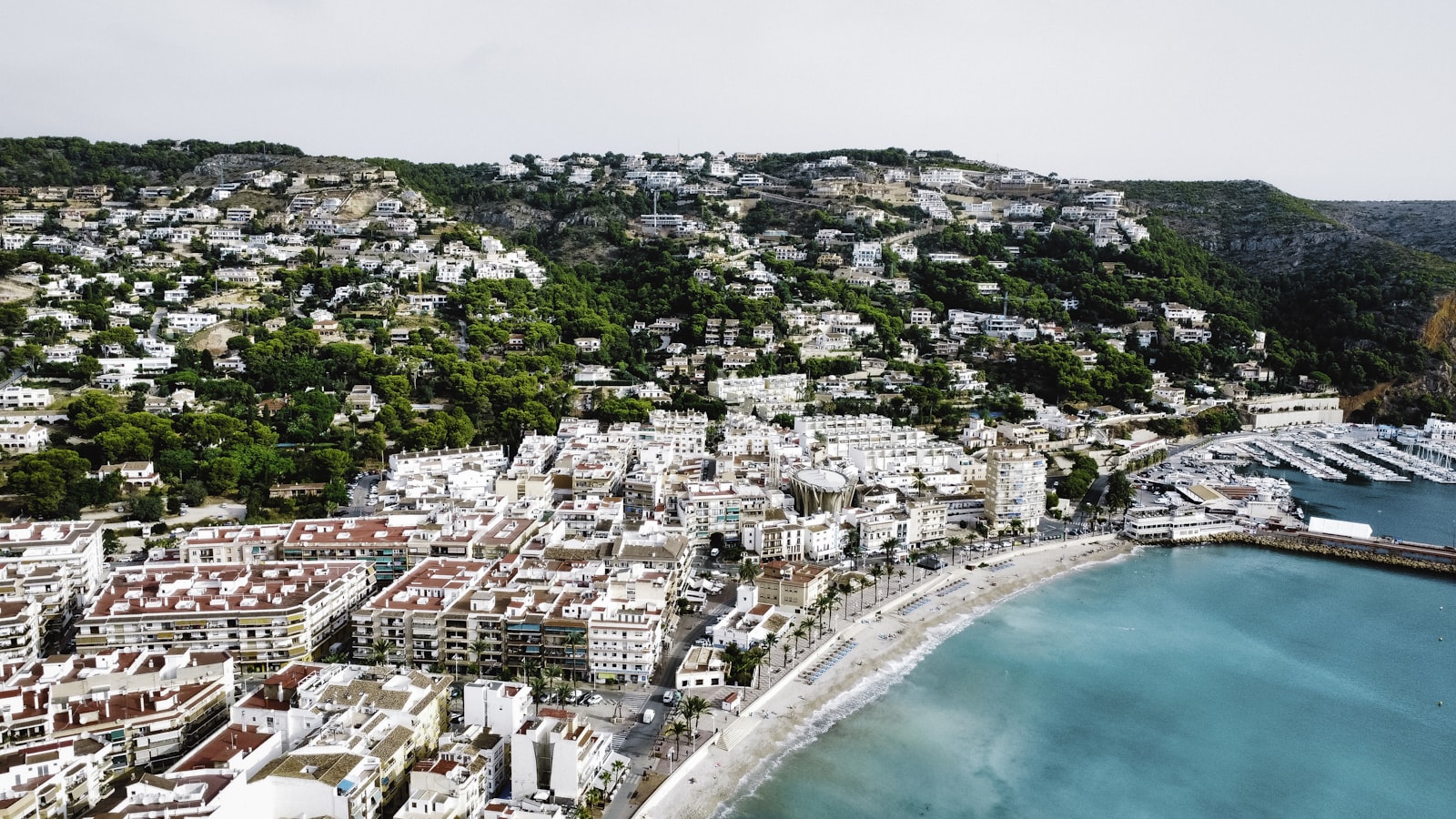 Luchtfoto van een witte kustplaats aan de Costa Blanca