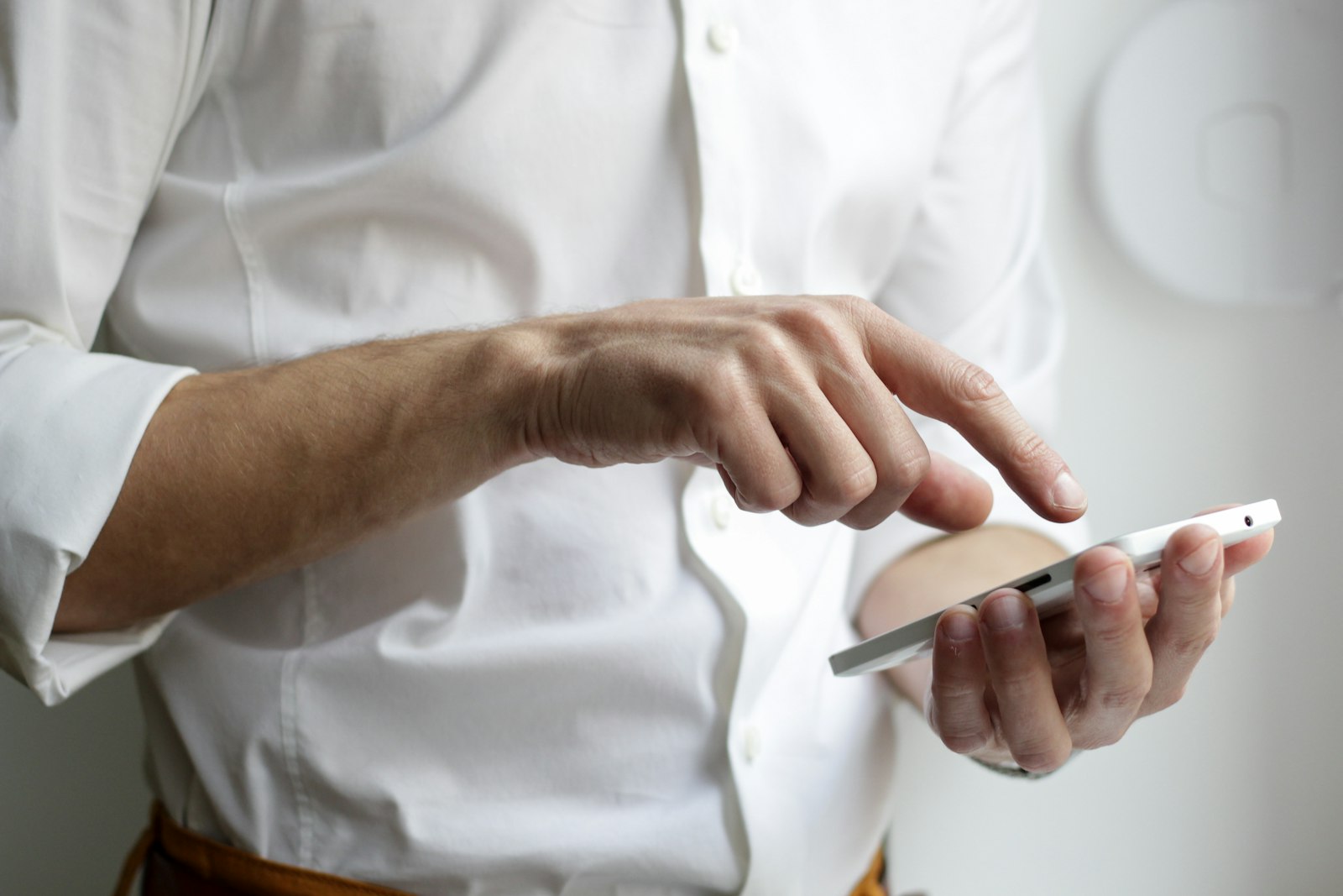 Online boeking van een huurauto in Spanje met een smartphone en betaalpas