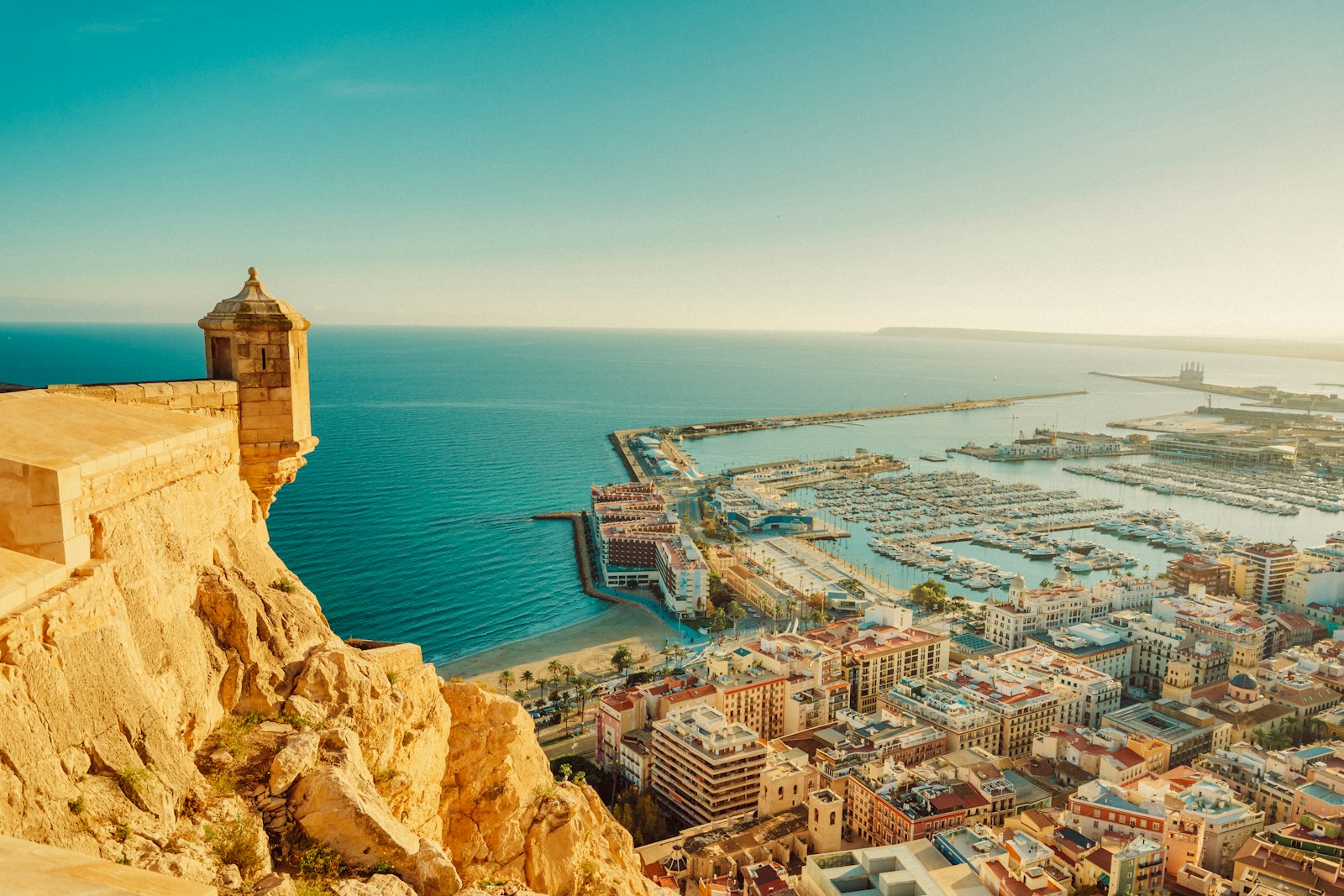 Vista panorâmica de Alicante a partir do Castelo de Santa Bárbara, com o porto e o Mediterrâneo ao fundo