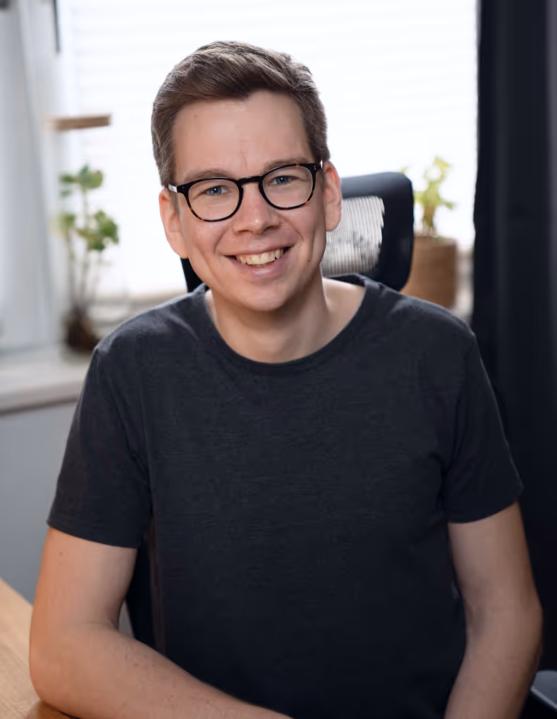 A portrait of Matthias Cordes at his office desk.