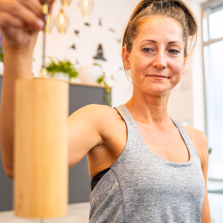 Wyciszenie i relaks na zajęciach Slow Jogi w Brzegu Dolnym. Ania z 2B Studio prowadzi medytację z dźwiękiem.