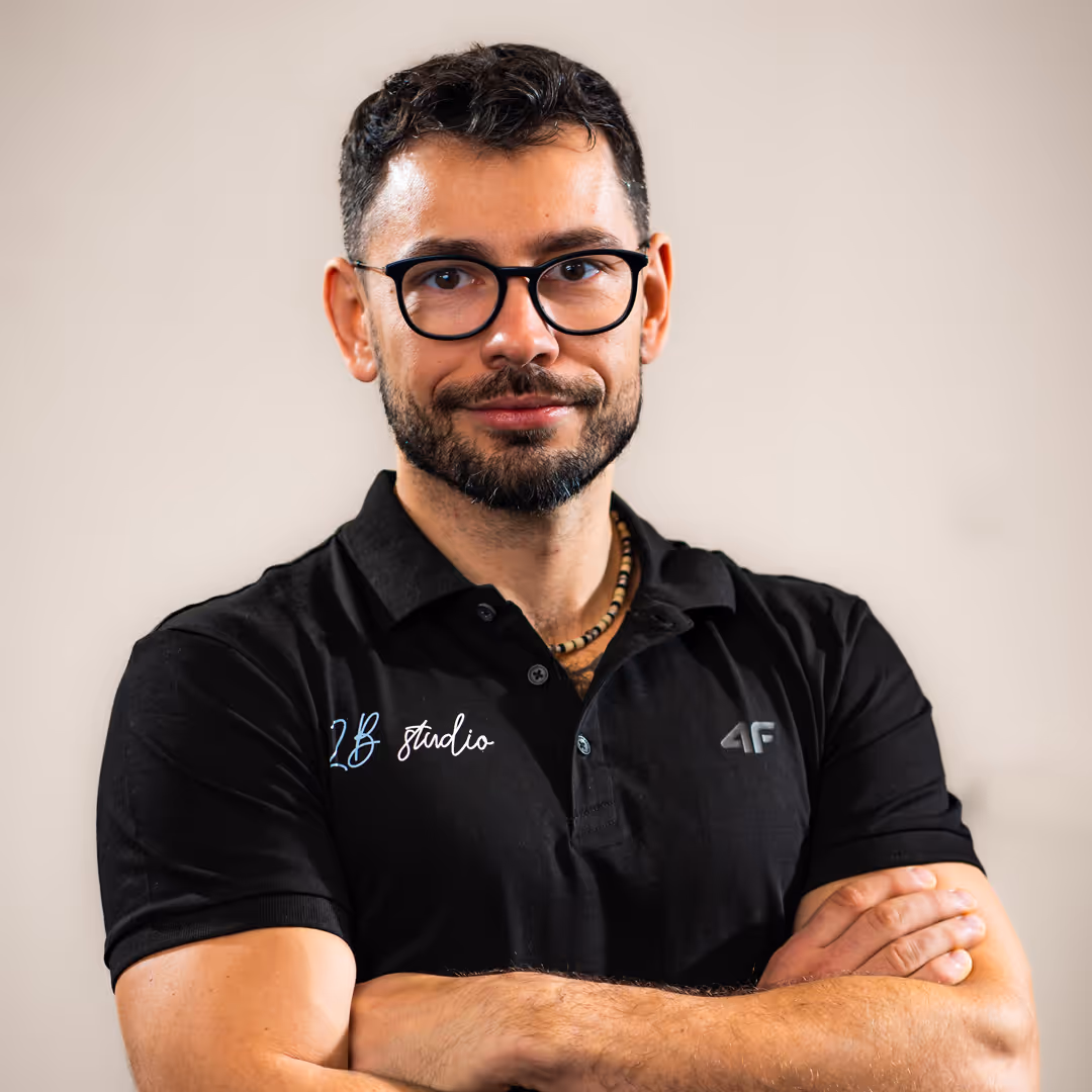 Trening personalny z kettlebell w Brzegu Dolnym prowadzony przez Dariusza. Skuteczne sesje dla mieszkańców Wołowa, Środy Śląskiej i Wrocławia.