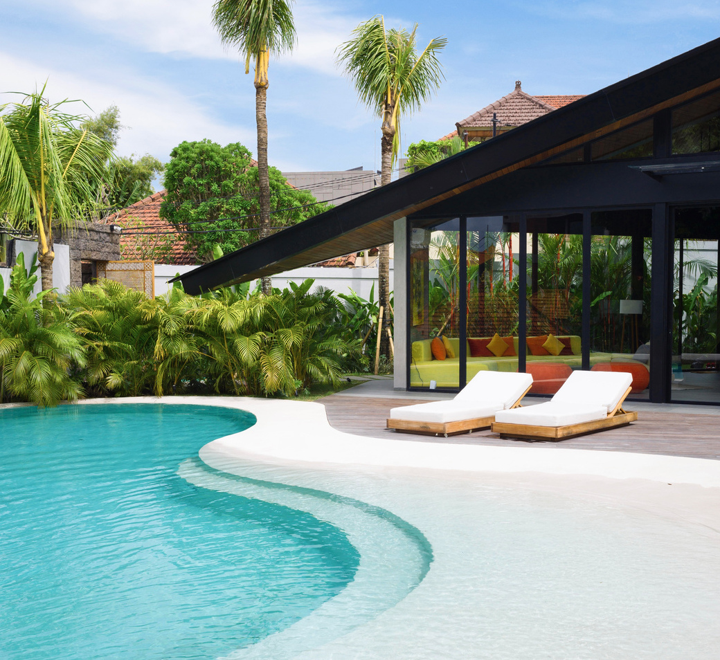 The villa’s dynamic architecture is defined by two opposing blocks that extend dramatically over the cliff’s edge, embodying both brutalist strength and the sensation that it’s poised for flight.