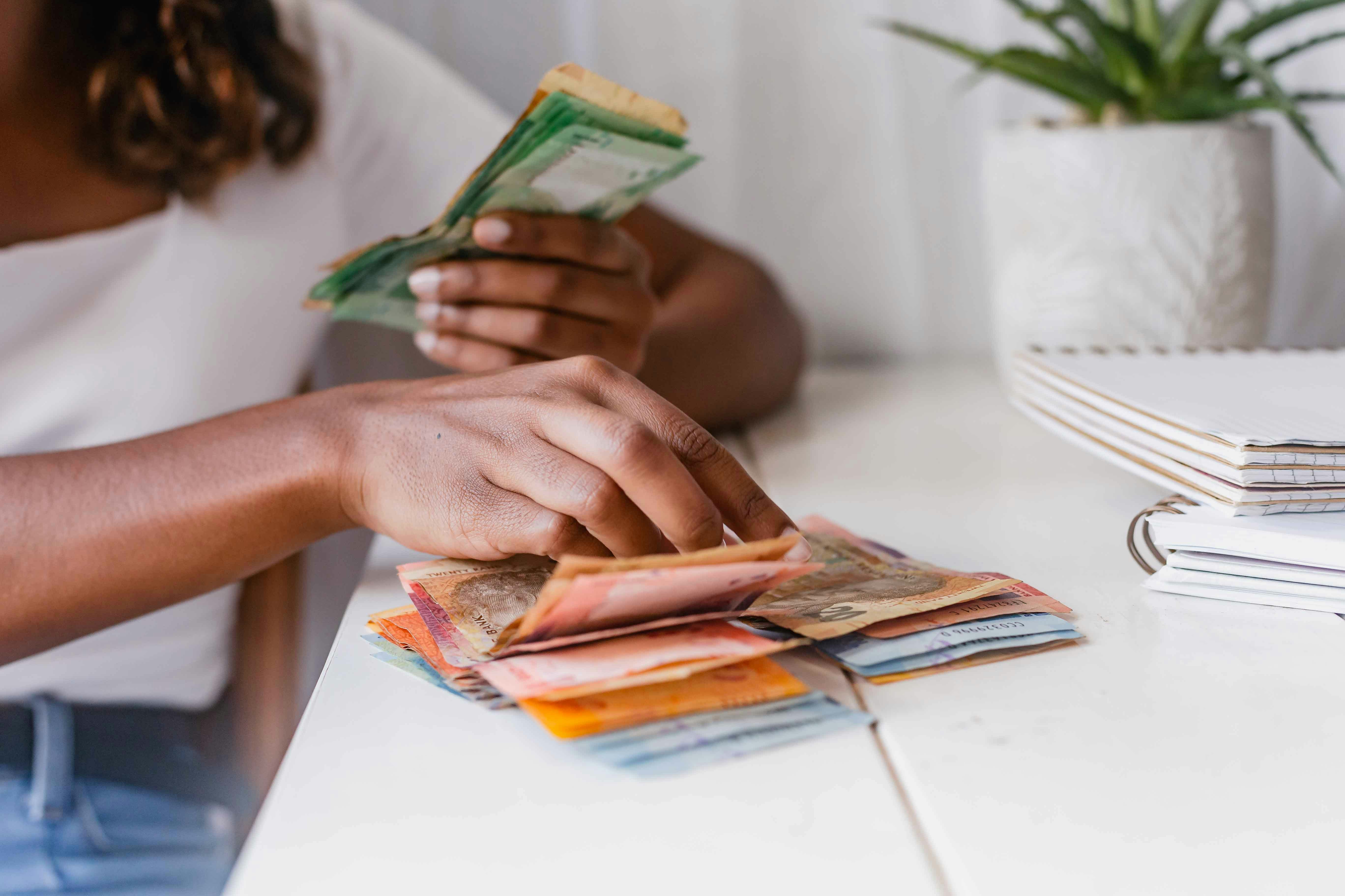 How to manage monthly finances to save consistently
