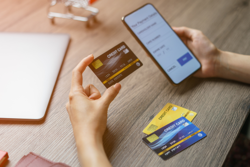 Kenapa milenial lebih memilih paylater daripada kartu kredit?