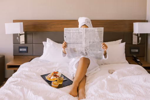 Apa itu staycation? Ini manfaat dan tips melakukannya untuk liburan lebih tenang!