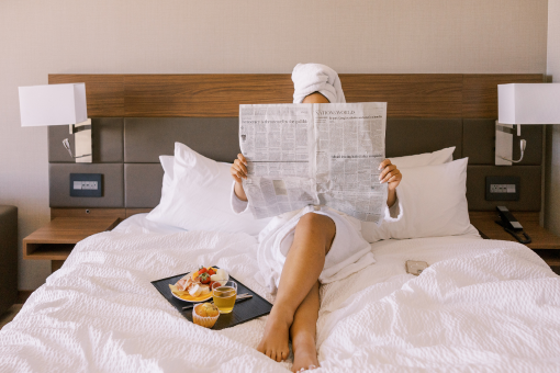 Apa itu staycation? Ini manfaat dan tips melakukannya untuk liburan lebih tenang!