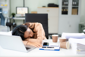 Sering mengantuk saat lembur? Yuk, coba tips ini agar tetap segar!