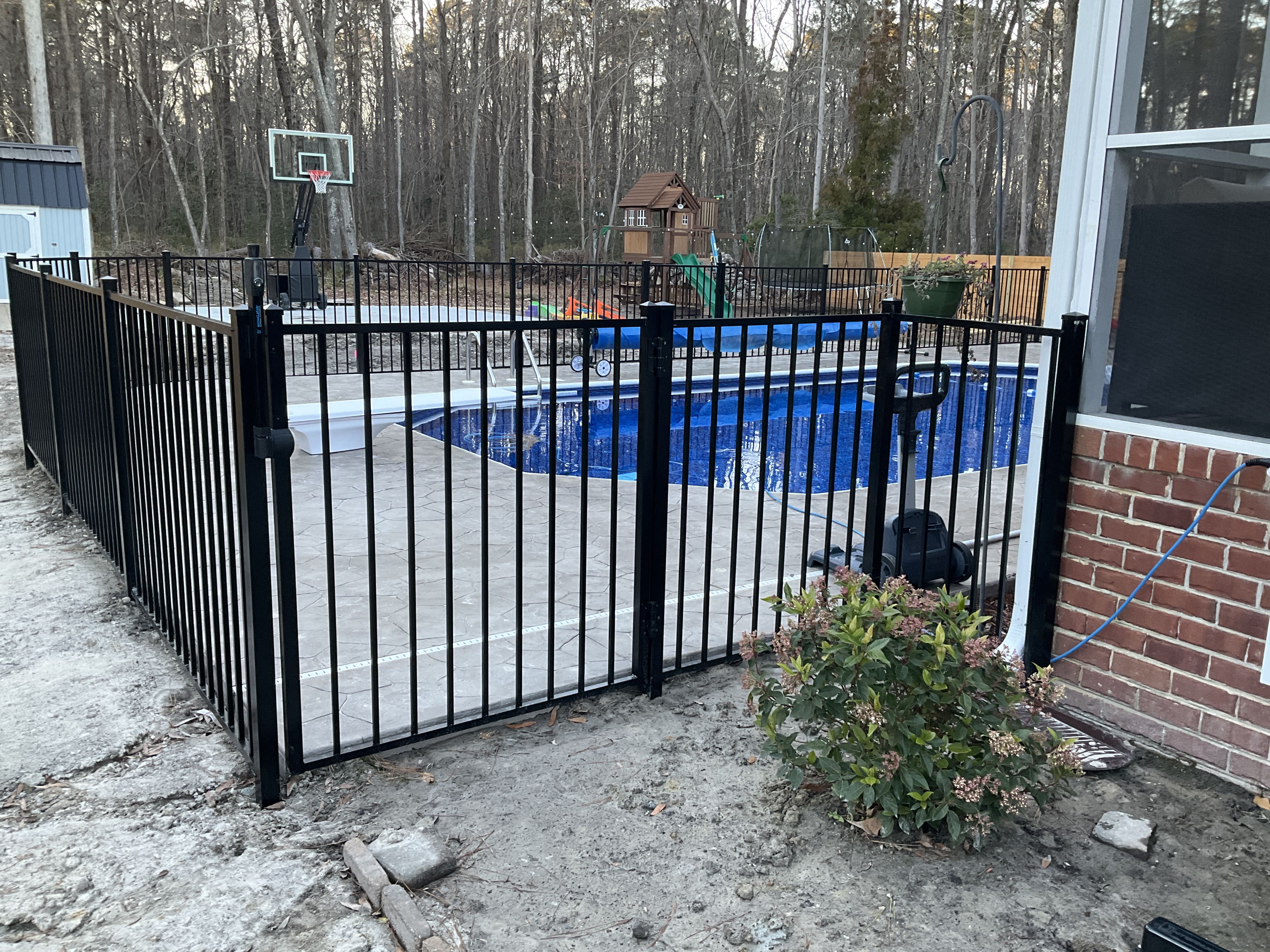 fences for swimming pools​