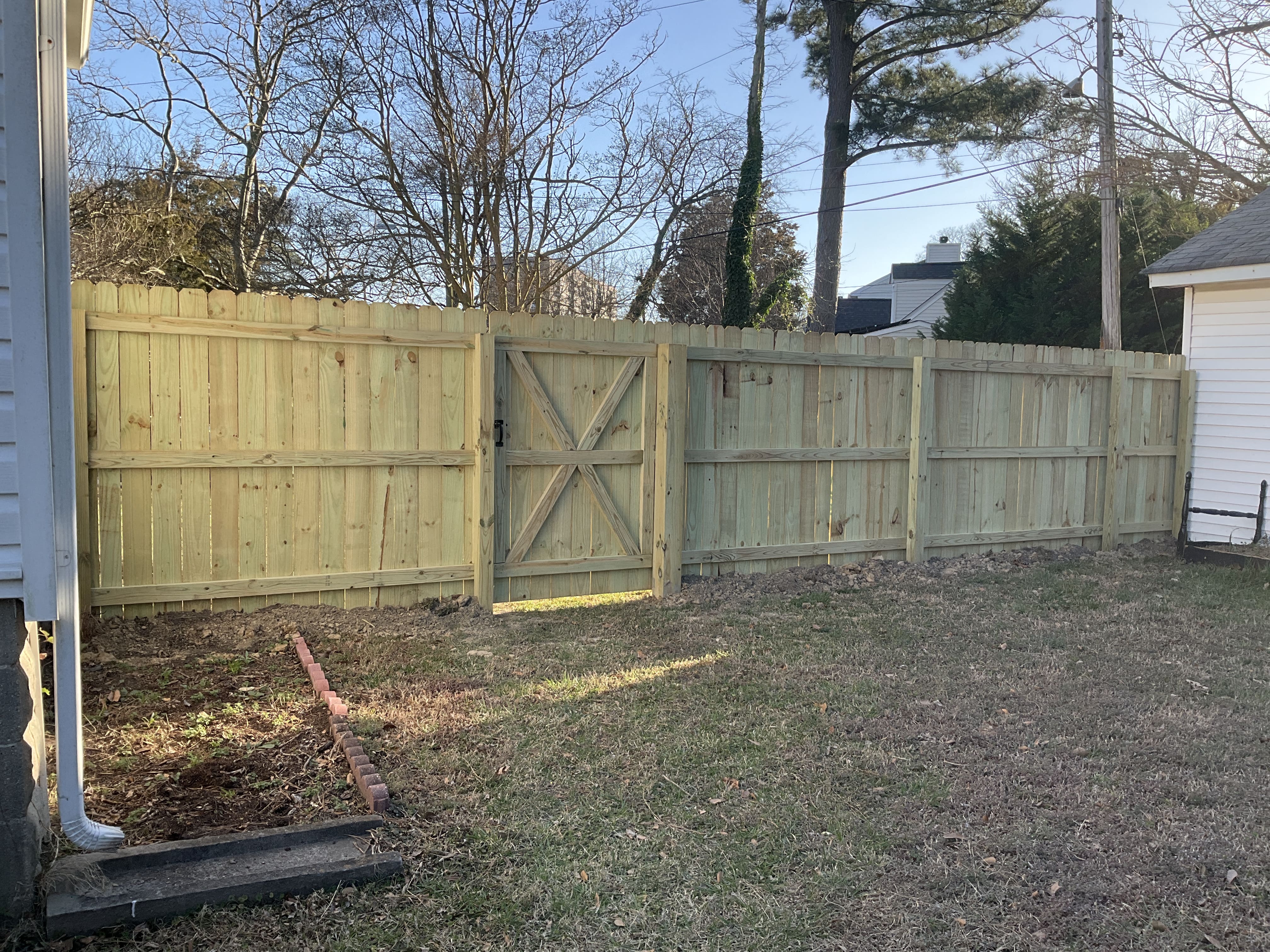what is a stockade fence​