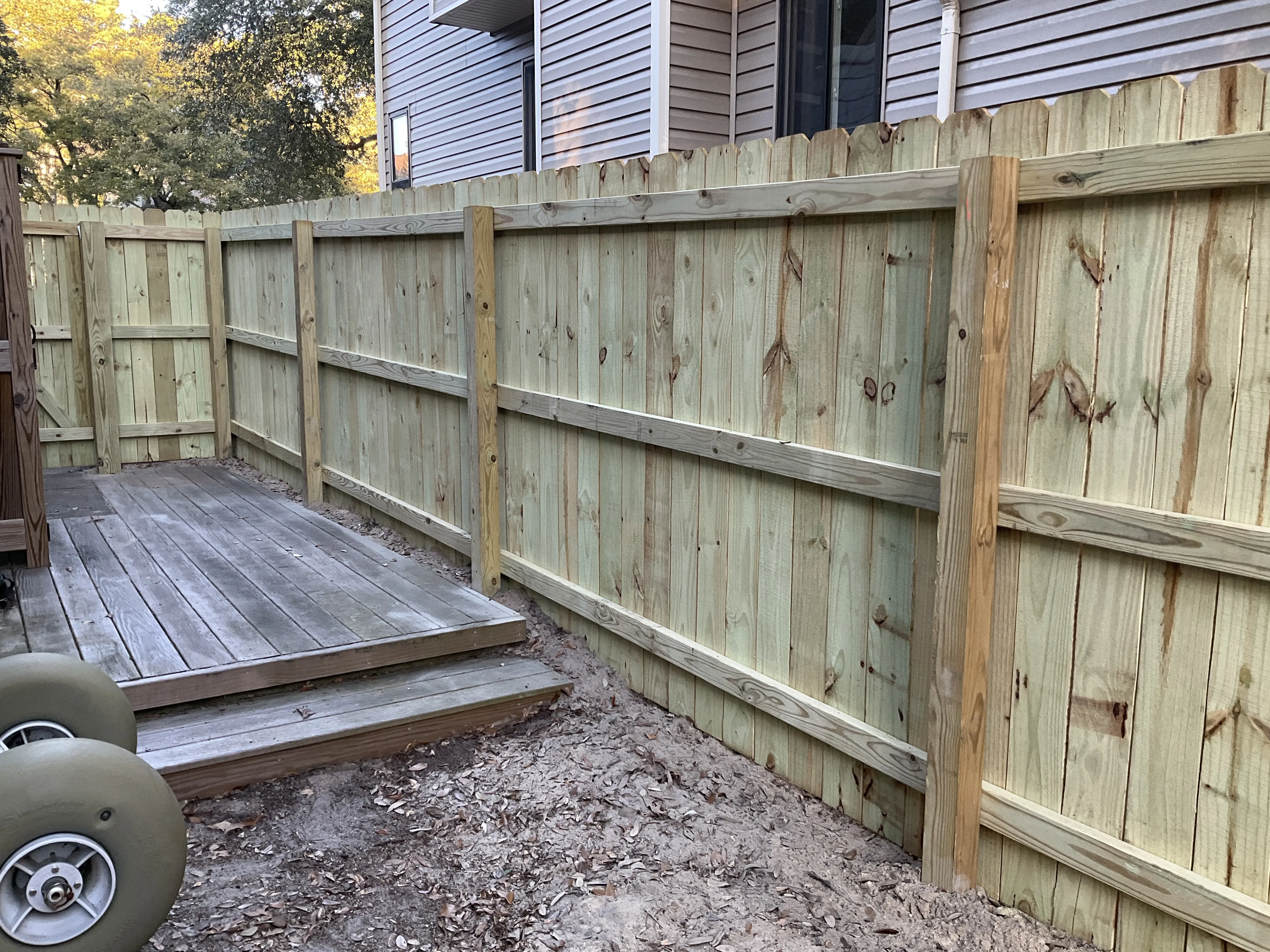 wood fence vs vinyl fence​