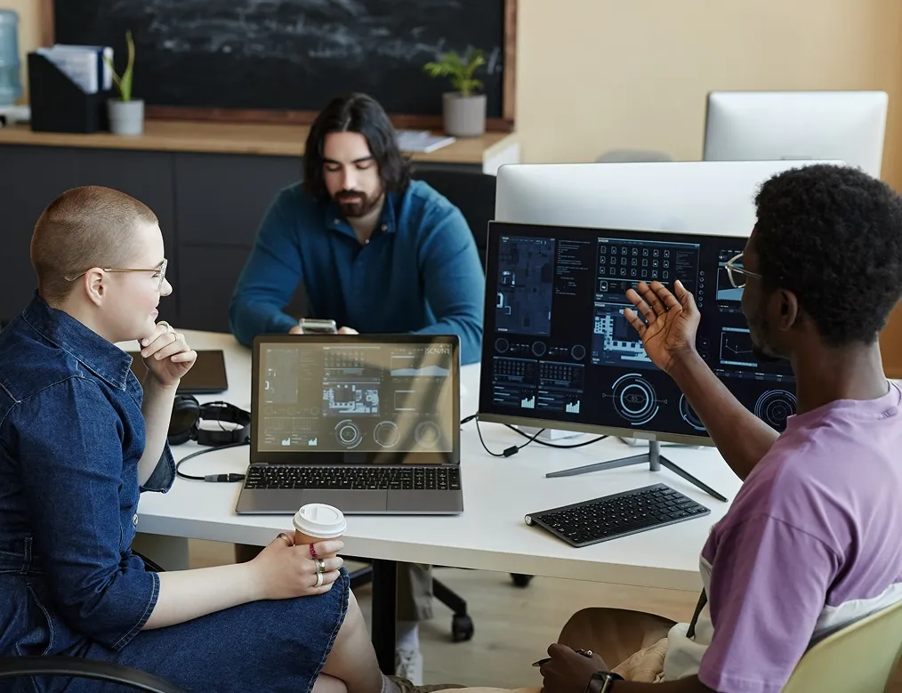 Team collaborating during a live benchmarking session