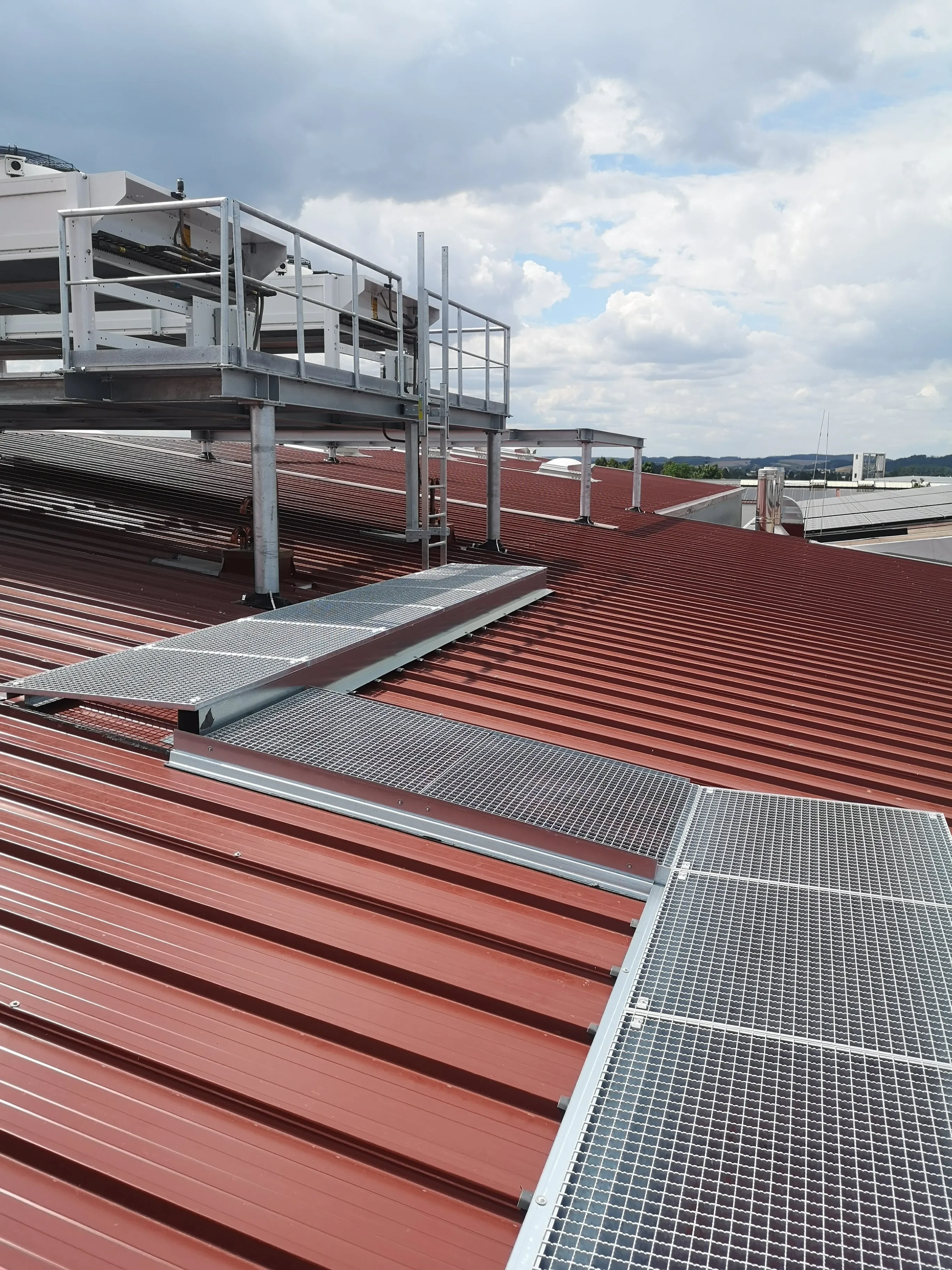 Anlieferung eines Modulbaus per Kran
