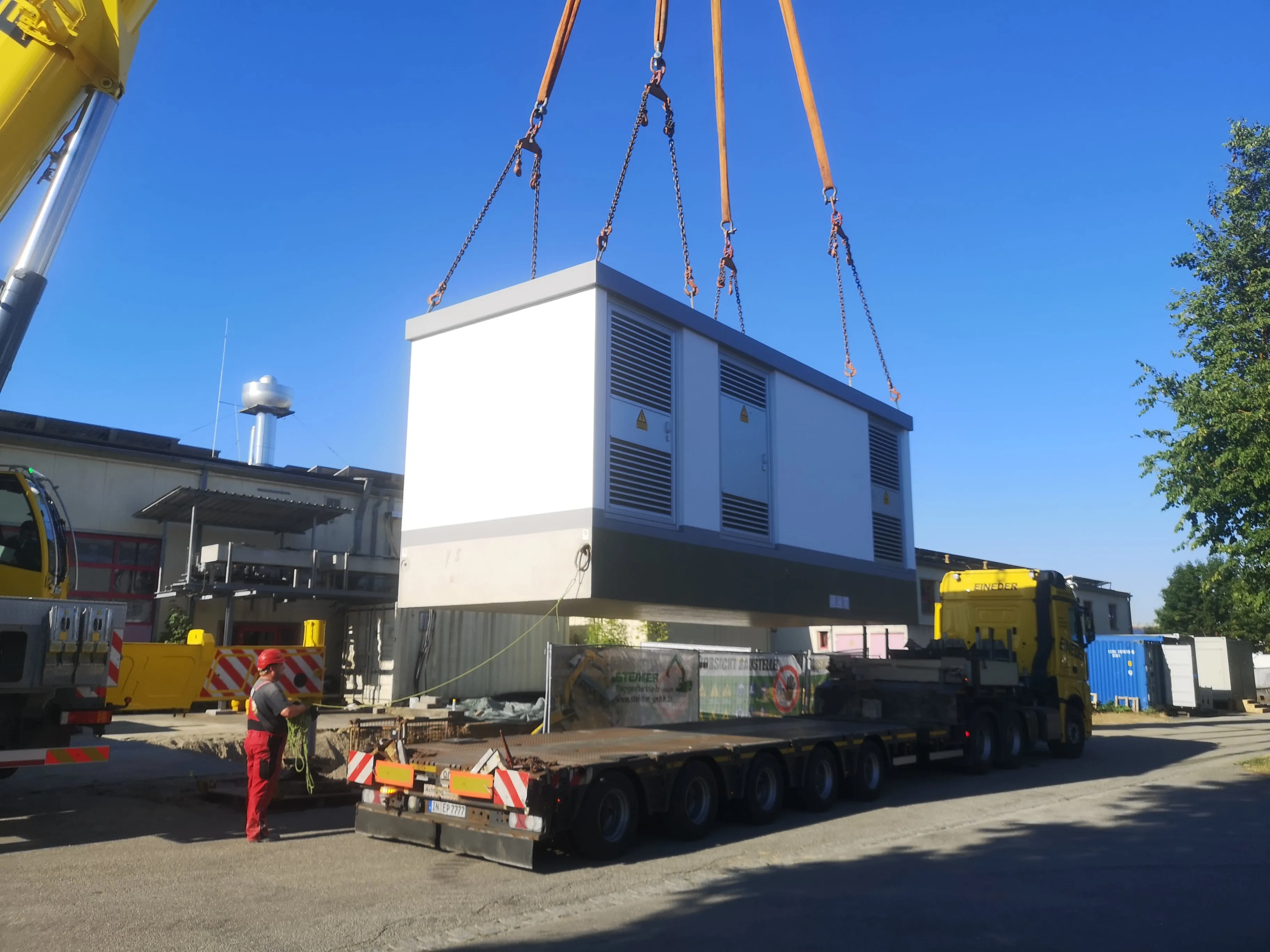 Anlieferung eines Modulbaus per Kran
