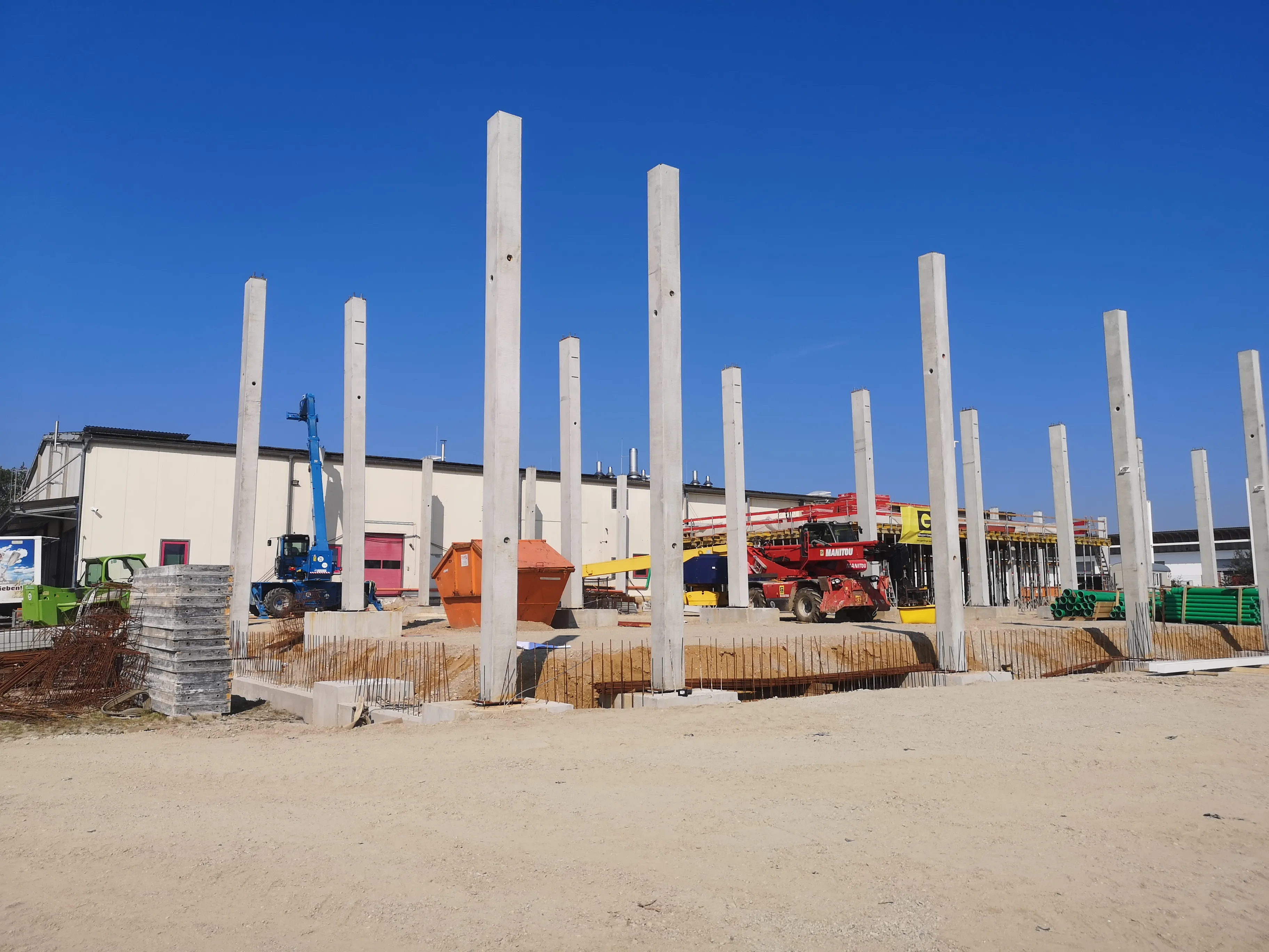 Stützenraster eines Gewerbeneubaus im Rohbau
