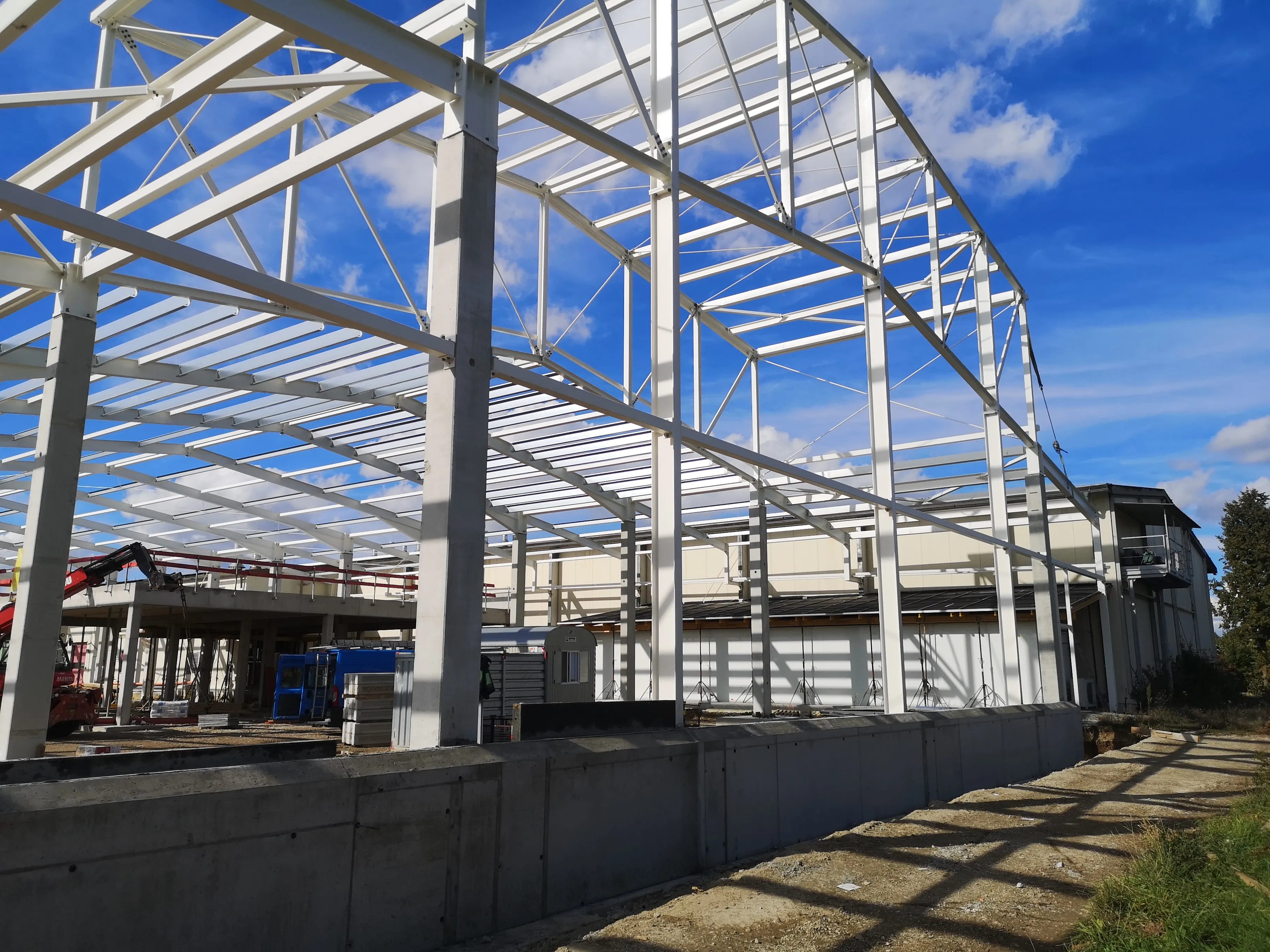 Stahlkonstruktion eines Hallenneubaus
