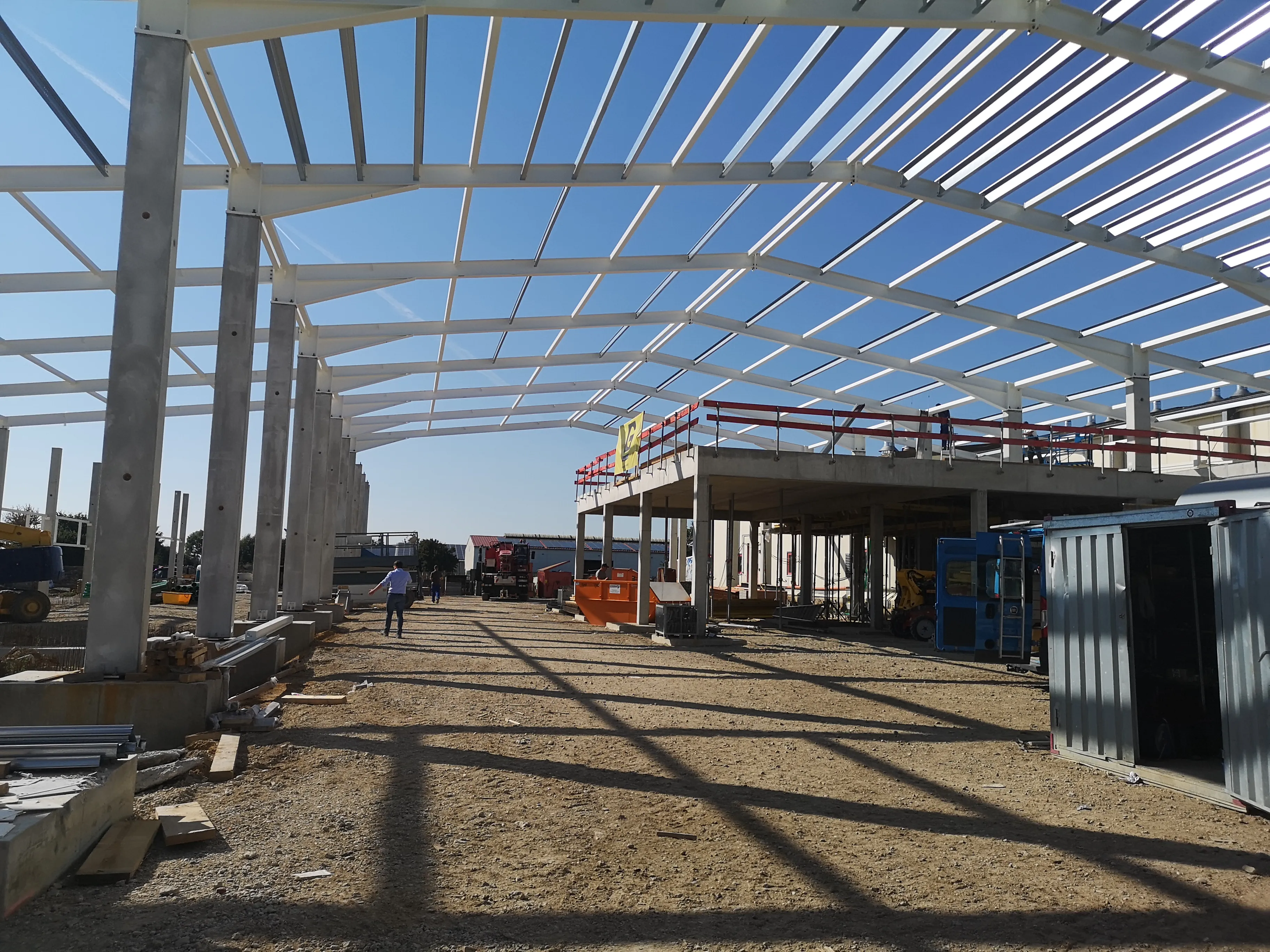 Stahlkonstruktion einer Gewerbehalle im Rohbau
